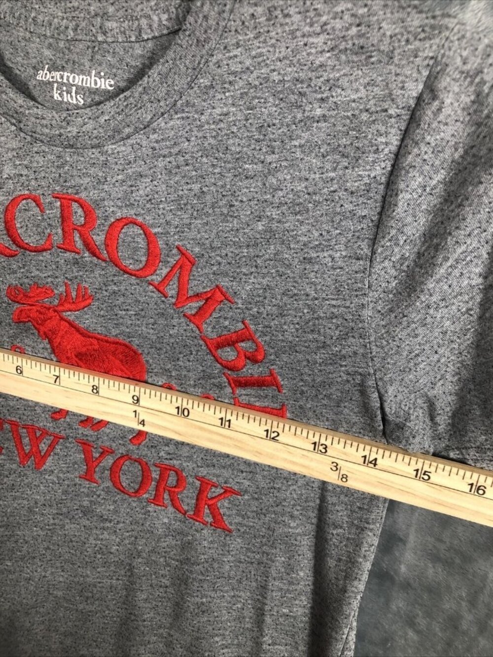 Abercrombie Kids Gray Tee With Red Embroidery Moose Logo New York Design - Picture 3 of 7